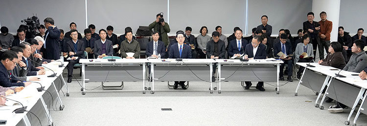 김영록 전남지사가 1월 13일 오후 전남도의회 회의실에서 열린 ‘광주·전남 행정통합’ 전남도의회-집행부 간담회에서 의원들의 질문에 답변하고 있다. 뉴스1