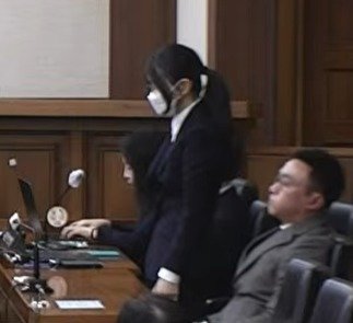 김건희 여사가 28일 오후 서울 서초구 중앙지방법원에서 자본시장법·정치자금법 위반, 특정범죄 가중처벌법상 알선수재 혐의 1심 선고 공판에서 선고를 받고 있다. 뉴스1