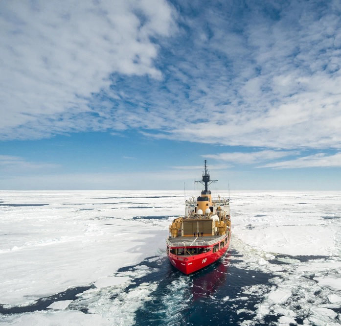 미국의 한 쇄빙선이 얼음을 깨며 항해하고 있다. 북극항로 항해에는 쇄빙선이 반드시 필요하다. 동아DB
