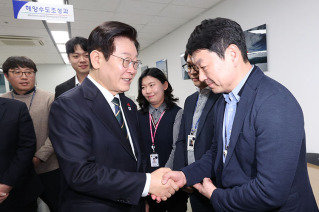 이재명 대통령이 2025년 12월 23일 부산 동구 수정동 해양수산부 임시청사에서 열린 개청식을 마치고 북극항로 추진본부를 방문해 직원들을 격려하고 있다. 청와대사진기자단