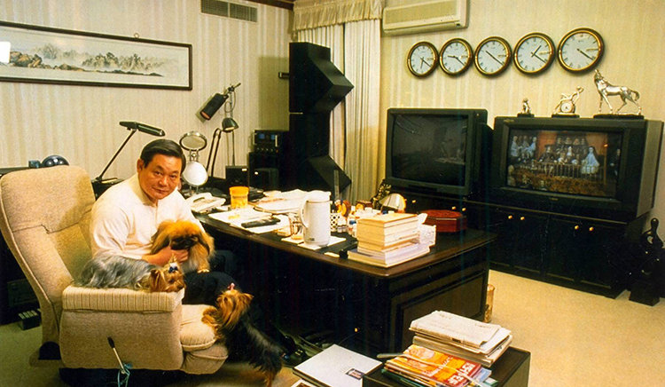 집무실에서 강아지를 안고 있는 고(故) 이건희 삼성 선대 회장. 동아DB