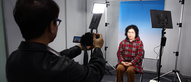 지난해 11월 18일 서울 강남구 세텍(SETEC)에서 열린 ‘서울시 시니어 일자리박람회 2025’를 찾은 방문객이 이력서 사진을 찍고 있다. 뉴스1