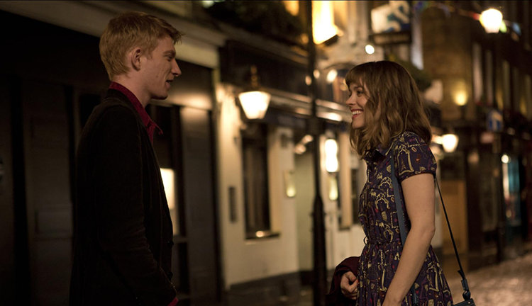 밤 골목에서 마주 선 팀과 메리. 사랑은 미래를 앞당기는 사건이 아니라 같은 속도로 걷기 시작하는 순간이다. IMDB 