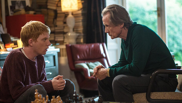 시간을 되돌릴 수 있는 능력보다 중요한 것은 어떤 하루를 남길 것인가에 대한 태도라는 사실을 팀에게 조용히 전하는 아버지. IMDB 