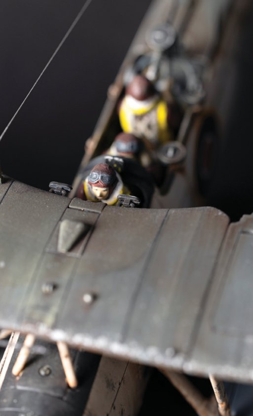 페어리 소드피시 Mk II에 조종사들이 탑승한 모습.