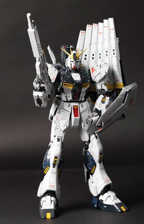 ‘기동전사 건담’의 뉴(Nu) 건담.