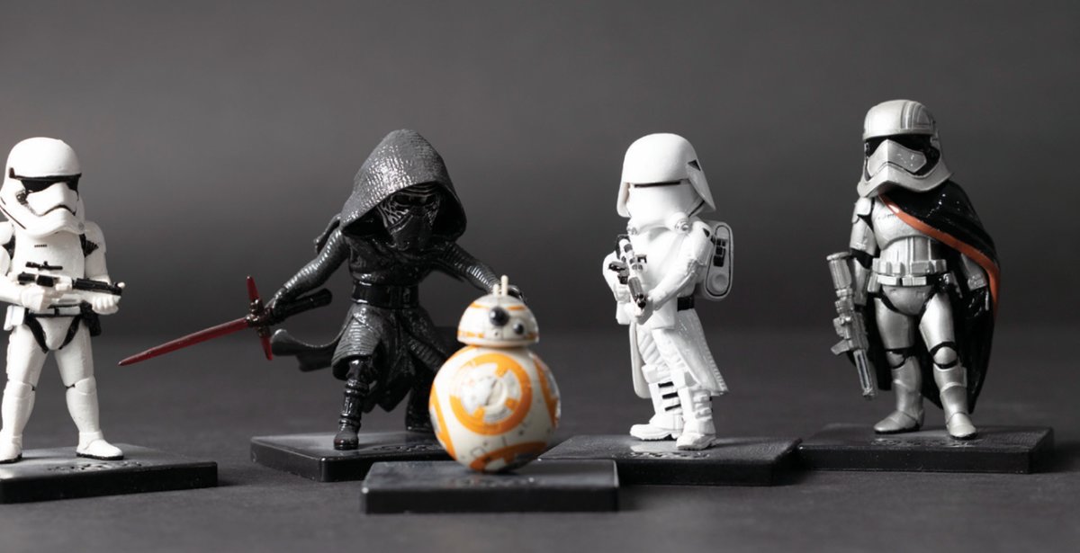 스타워즈의 제국군과 BB-8(가운데).