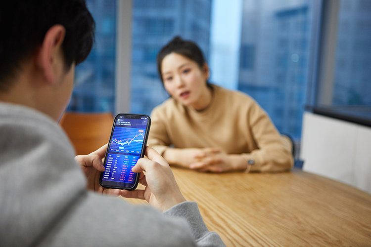 수많은 사람이 주식이나 코인 투자를 도박에 가까운 방식으로 하는 사례가 수년째 발생하면서, 학계에서는 주식 중독을 정식 질환으로 규정하고 치료 가이드라인을 세워야 한다는 논의가 이뤄지고 있다. Gettyimage