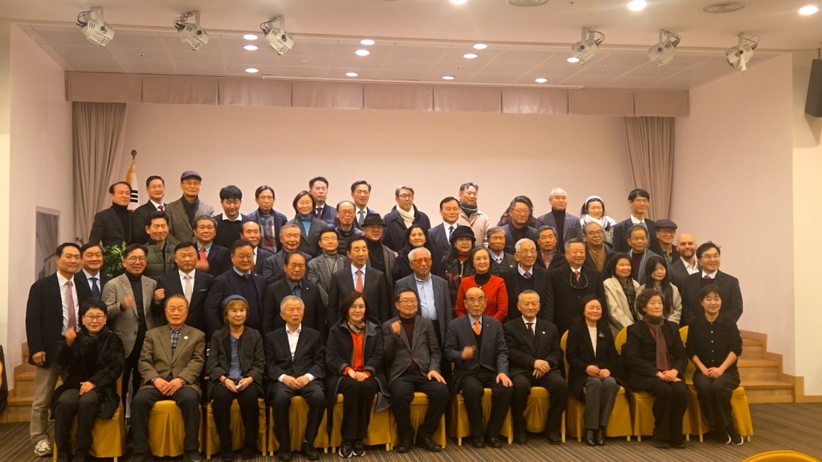 2월 8일 오후 서울 용산구 국방컨벤션에서 열린 ‘K-정치와 안보’ 출판기념회에서  저자와 참가자들이 기념 촬영을 하고 있다. 최진렬 기자 