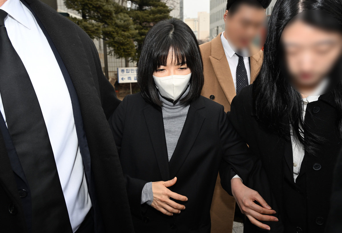 미공개 정보를 이용해 부당이득을 취득한 혐의로 기소된 구연경 LG복지재단 대표가 10일 오후 서울 양천구 서울남부지방법원에서 열린 자본시장법 위반 혐의 선고공판에서 무죄를 선고받은 뒤 법정을 나서고 있다. 뉴스1