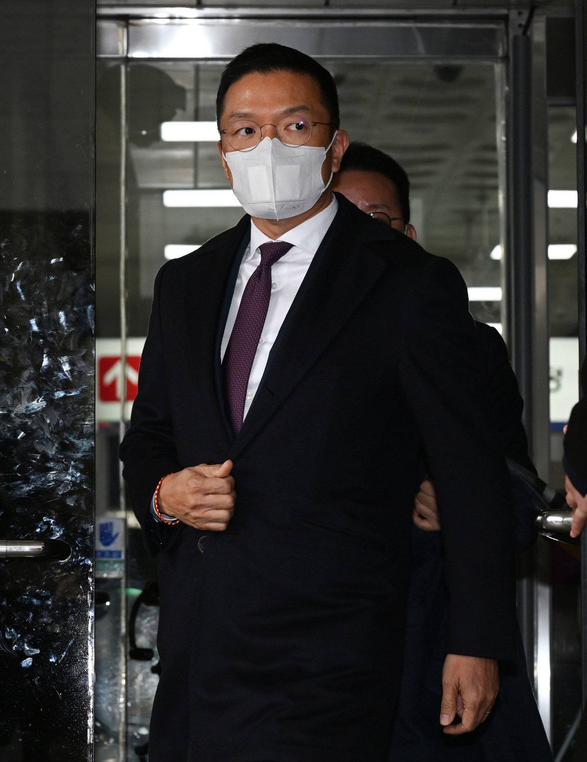 미공개 정보를 이용해 부당이득을 취득한 혐의로 아내 구연경 LG복지재단 대표와 함께 기소된 윤관 블루런벤처스(BRV) 대표가 10일 오후 서울 양천구 서울남부지방법원에서 열린 자본시장법 위반 혐의 선고공판에서 무죄를 선고받은 뒤 법정을 나서고 있다. 뉴스1