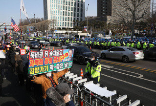 2023년 1월 28일  서울 서초동 서울중앙지검 청사 밖에서 이재명 대통령(당시 더불어민주당 대표)의 처벌을 주장하는 사람들이 모여 집회를 하고 있다. 동아DB