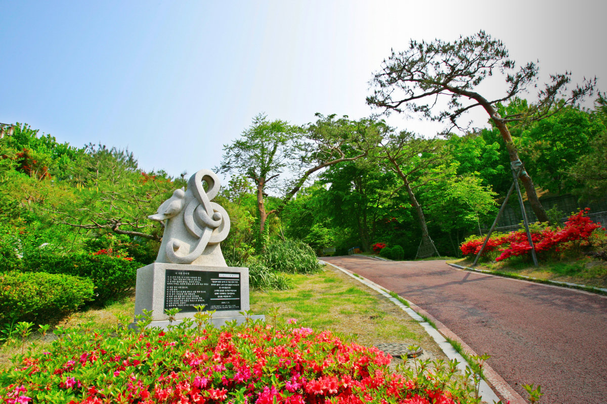 조각형 가족안치단은 고인을 상징하는 맞춤 조각을 통해 하나의 예술 작품이자 가문의 기념비가 된다.