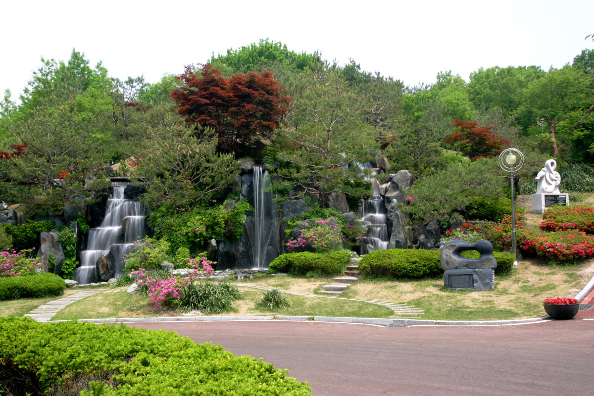 유토피아추모공원에는 비알폭포, 산책로, 벤치, 파고라, 정자 등 다양한 편의시설이 조성돼 있다.