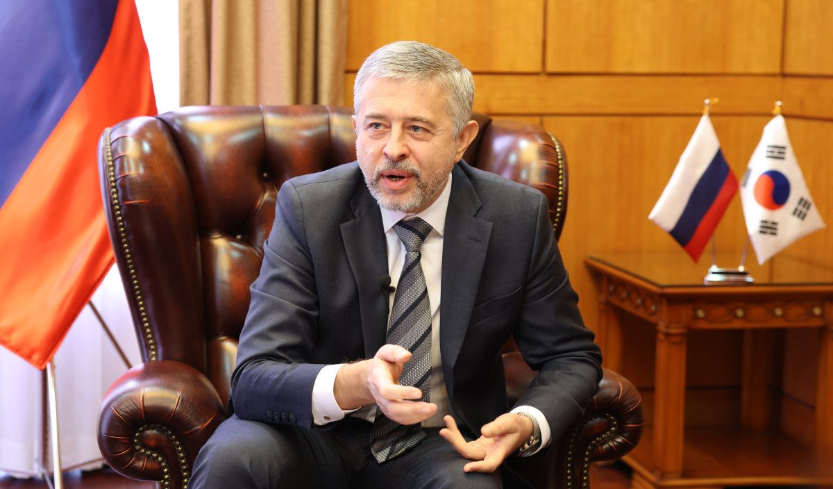 게오르기 지노비예프 대사가 2월 10일 오전, ‘신동아’와 인터뷰하고 있다. 박해윤 기자