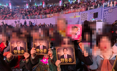 부산과 강원 춘천 등 전국에서 모여든 지지자들이 ‘한동훈’을 연호하고 있다.