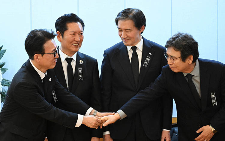 1월 27일 서울 종로구 서울대학교병원 장례식장에 마련된 이해찬 민주평화통일자문회의 수석부의장의 빈소에서 김민석 국무총리(왼쪽 첫번째), 정청래 더불어민주당 대표(왼쪽 두번째), 조국 조국혁신당 대표(오른쪽 두 번째), 유시민 작가(오른쪽 첫 번째)가 조문객을 맞이했다. 사진공동취재단