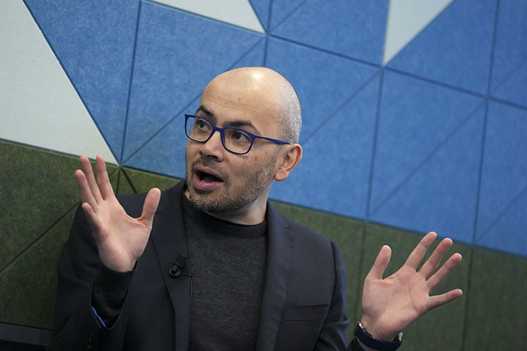 데미스 허사비스 구글 딥마인드 CEO는 “범용인공지능(AGI)이 등장한 이후의 세계는 미지의 영역”이라며 “AI가 인간보다 모든 일을 더 잘하는 시점이 1~2년 안에 온다고 해도 노동시장에 충격이 나타나는 시점은 그보다 늦을 수 있다”고 내다봤다. 뉴시스