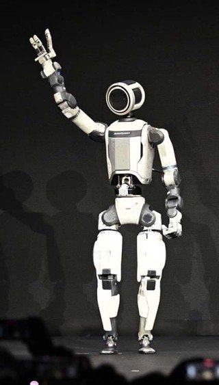 세계 최대 가전·정보기술(IT) 전시회 ‘CES 2026’ 개막을 하루 앞둔 1월 5일(현지 시간) 미국 네바다주 라스베이거스 만달레이베이에서 열린 현대차그룹 프레스 콘퍼런스에서 차세대 전동식 아틀라스 시제품이 손인사를 하고 있다. 공동취재, 뉴스1