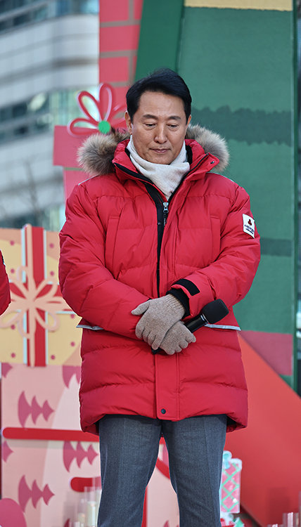 2025년 12월 1일 서울 종로구 광화문 광장에서 열린 사랑의 온도탑 점등식에 참석한 오세훈 서울시장. 동아DB