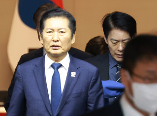 2월 10일 정청래 더불어민주당 대표가 조국혁신당과의 합당 논의를 주제로 열린 의원총회를 마치고 당대표실로 향하고 있다. 뉴시스