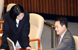 2월 9일 서울 여의도 국회 본회의장에서 배현진 국민의힘 의원(왼쪽)이 장동혁 대표에게 얘기하고 있다. 뉴시스