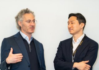 1월 말 스위스 다보스 포럼에서 알렉스 카프 팔란티어 CEO가 HD현대를 향해 “첨단 방산의 개척자(Pioneering Force)”라고 극찬했다. 사진은 지난해 3월 미국 워싱턴 DC의 팔란티어 테크놀로지스 사무실에서 정기선 HD현대 회장과 알렉스 카프 CEO가 만나 협력 방안을 논의하는 모습. HD현대