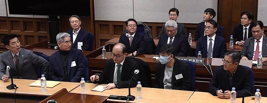 윤석열 전 대통령과 관련 피고인들이 19일 오후 서울 서초구 서울중앙지방법원에서 열린 12·3 비상계엄 관련 내란 우두머리 혐의 사건 1심 선고공판에 출석하고 있다. 뉴스1 