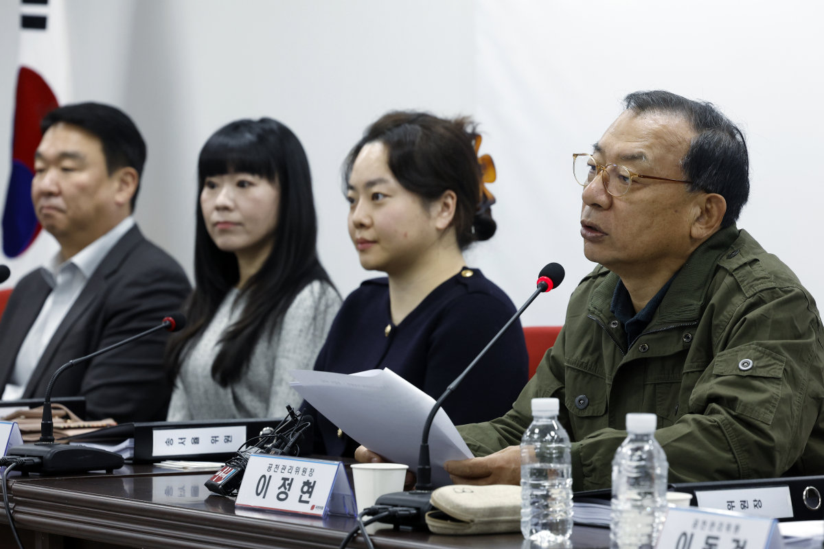 이정현 국민의힘 공천관리위원장이 20일 오전 서울시 영등포구 여의도 국민의힘 당사에서 열린 제9회 전국동시지방선거 중앙당 공천관리위원회 제1차 회의에서 모두 발언하고 있다.  뉴스1