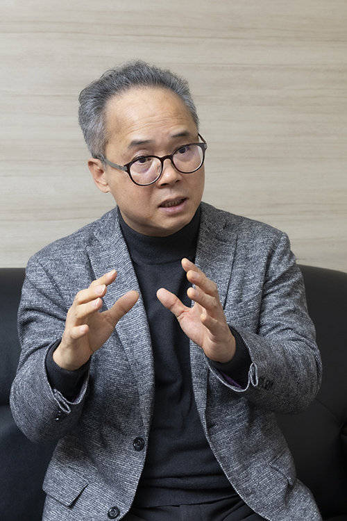 박동원 폴리컴 대표가 2월 6일 서울 영등포구 폴리컴 사무실에서 ‘신동아’와 인터뷰하고 있다. 박해윤 기자