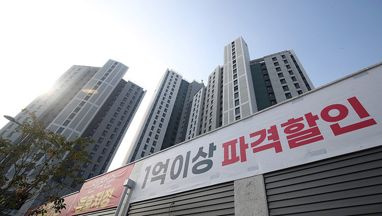 2024년 10월 8일 대구광역시 서구 내당동 반고개역 푸르지오 아파트에 ‘1억 이상 파격 할인’ 현수막이 걸려 있다. 대구도시철도 2호선 반고개역 초역세권인 이 아파트는 청약률이 저조해 미분양 사태를 빚었다. 뉴스1