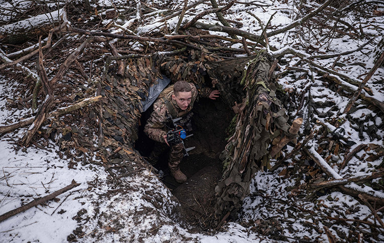 1월 16일(현지 시간) 우크라이나 도네츠크주 코스탄티니우카 인근 참호에서 우크라이나 제93 독립기계화여단 소속 병사가 러시아군 진지를 향해 드론을 발사할 준비를 하고 있다. AP뉴시스