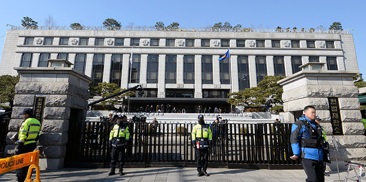 헌법재판소는 지난해 12월 검찰청 폐지 등 검찰개혁 관련 조항이 담긴 정부조직법 규정이 헌법 25조에서 정하고 있는 공무담임권을 침해한다며 현직 검사가 낸 헌법소원심판에 대해 2월 10일 각하 결정을 내렸다. 뉴시스