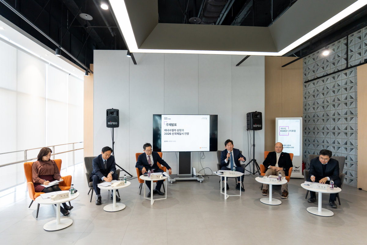 1월 30일 서울 용산구 전쟁기념관에서 개최한 ‘제13회 KWO 나지포럼’. 왼쪽부터 서지영 KBS 정치외교팀장, 신범철 세종연구소 수석연구위원(전 국방부 차관),  백승주 전쟁기념사업회장, 김현욱 세종연구소장(전 국립외교원 교수 및 북미유럽연구부장), 조현규 신한대 특임교수(한국국방외교협회 중국센터장), 신석호 화정평화재단 연구위원. 홍태식 객원기자