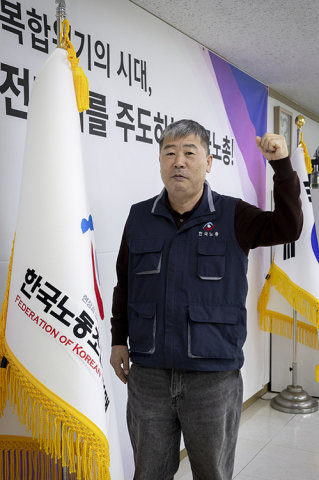 김동명 한국노총 위원장은 “정부와 여당이 지방선거를 의식해 정년 연장 입법을 미루는 것은 소득 공백으로 고통받는 인원을 늘리고 지지층 이탈을 초래하는 악수(惡手)”라고 꼬집었다. 박해윤 기자