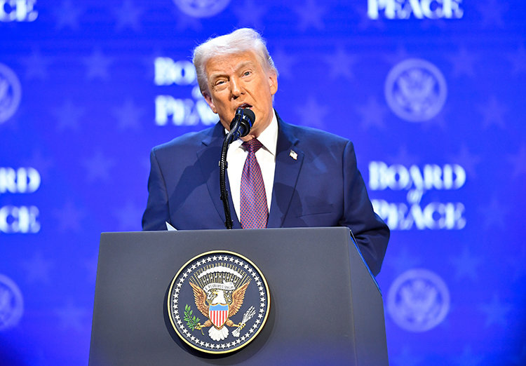 도널드 트럼프 미국 대통령이 1월 22일(현지 시간) 스위스 다보스에서 열린 세계경제포럼(WEF) 연례회의 연설에서 그린란드 병합 의지를 재차 드러내며 유럽을 자극해 논란이 됐다. 신화/뉴시스