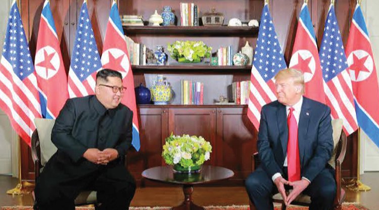 2018년 6월 12일 도널드 트럼프 미국 대통령과 김정은 북한 국무위원장이 싱가포르 센토사섬 카펠라 호텔에서 사상 첫 북·미 정상회담을 하고 있다. 노동신문