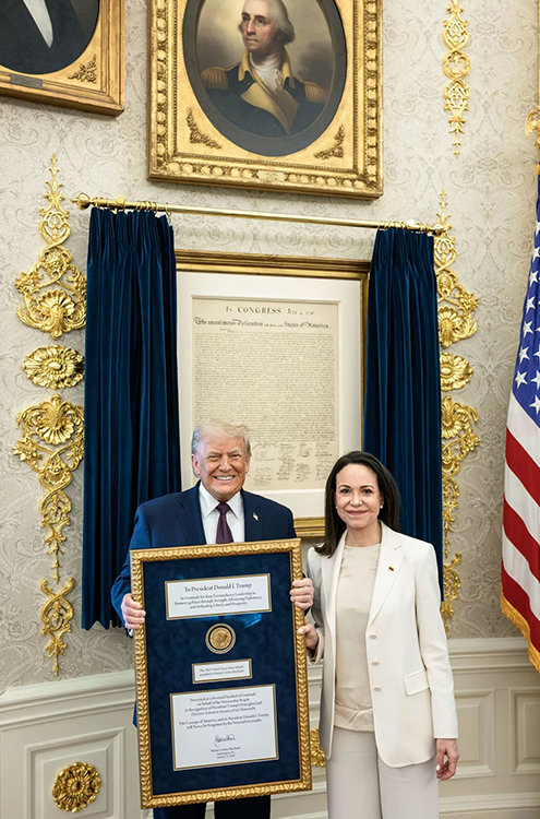 1월 15일(현지 시간) 도널드 트럼프 미국 대통령(왼쪽)이 미 워싱턴 백악관에서 베네수엘라 야권 지도자 마리아 코리나 마차도가 선물한 노벨 평화상 메달을 들고 활짝 웃고 있다. 백악관 X 캡처