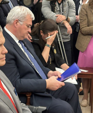 2025년 2월 28일(현지 시간) 미국 워싱턴 백악관에서 열린 미국·우크라이나 회담이 파국을 맞자 동석했던 옥사나 마르카로바 주미국 우크라이나 대사(사진 오른쪽)가 이마에 손을 대고 괴로워하고 있다. X 캡처