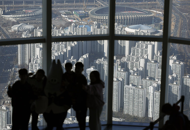 서울 송파구 롯데 월드 타워 서울스카이 전망대에서 내려다본 아파트 단지. 뉴스1