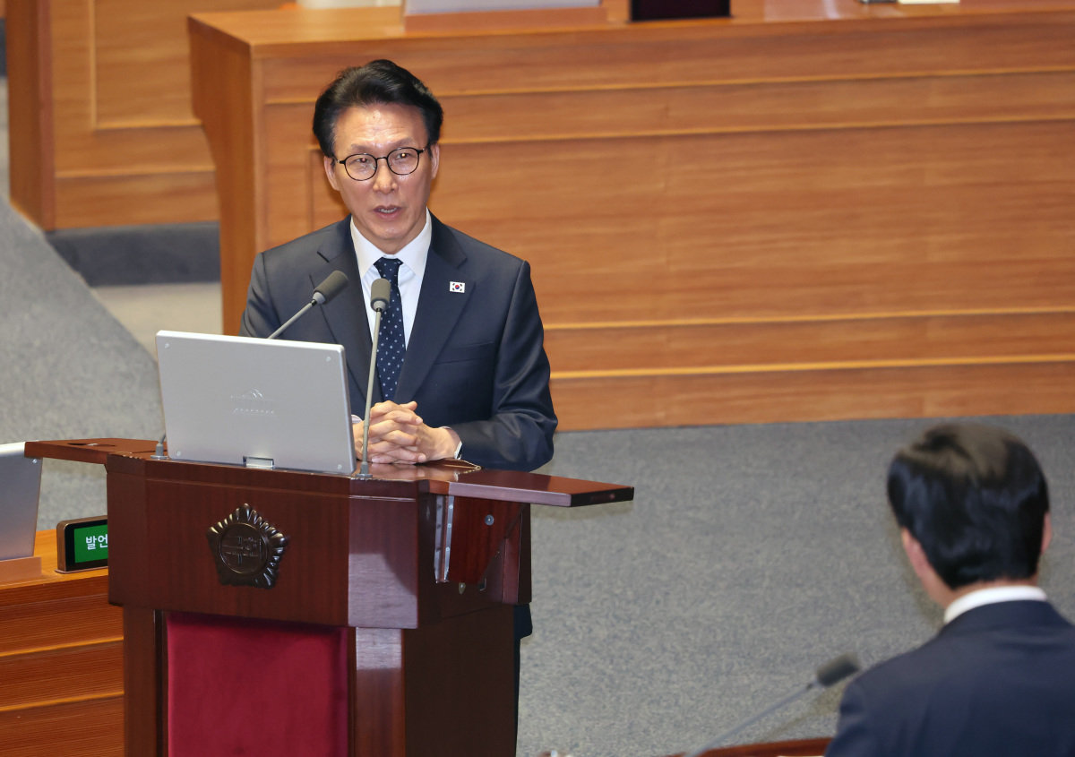 김민석 국무총리가 2월 11일 국회 본회의장에서 열린 제432회 국회 제6차 본회의에서 행정구역 통합에 관한 질의에 답하고 있다. 동아DB