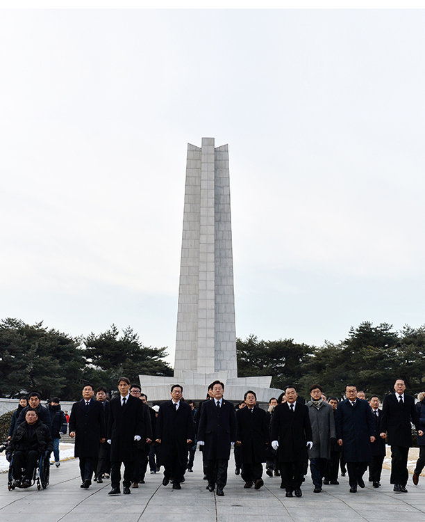 2017년 1월 31일 이재명 당시 성남시장이 서울 동작구 국립서울현충원을 찾아 현충탑에 참배한 뒤 고 김대중·김영삼 전 대통령의 묘소로 이동하고 있다. 뉴스1