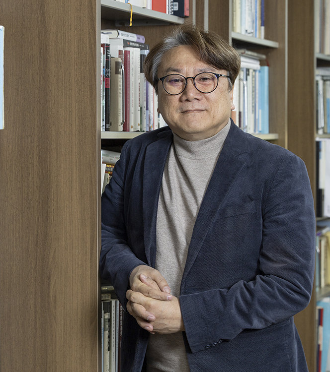 장신 한국학중앙연구원 교수.‘1930·40년대 조선총독부의 사상전향정책 연구’로 박사학위를 받았다. ‘환단고기’와 관련해 ‘유교청년 이유립과 환단고기’ ‘이유립의 계연수 날조기’ 두 편의 논문을 발표한 바 있다. 조영철 기자