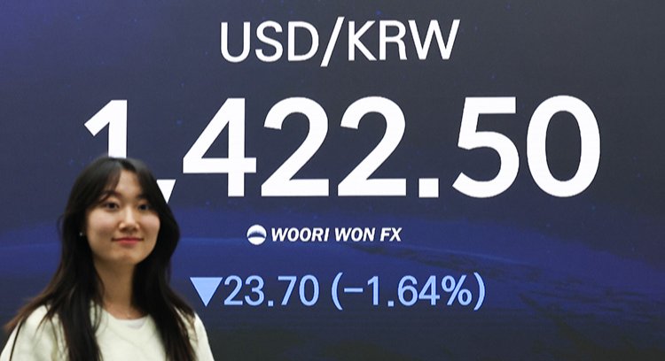 1월 28일 달러 가치가 4년 만에 가장 낮은 수준을 기록하며 원달러 환율은 주간 거래 종가 기준 전일 대비 23.7원 내린 1422.5원을 기록했다. 사진은 서울 중구 우리은행 본점 딜링룸. 뉴스1