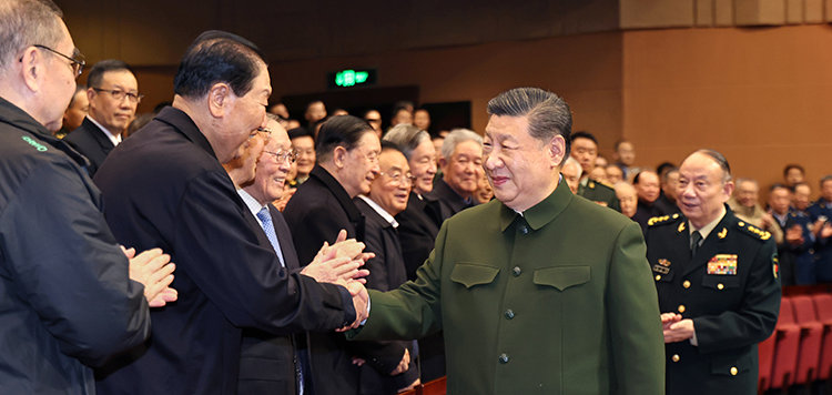 시진핑 중국 국가주석이 2월 6일 베이징에서 열린 ‘베이징 주둔 부대 예비역 장성·장교 신춘 축하 행사’에 참석해 전국의 군 예비역 인사들에게 춘절 인사를 전했다. 뉴시스/신화통신