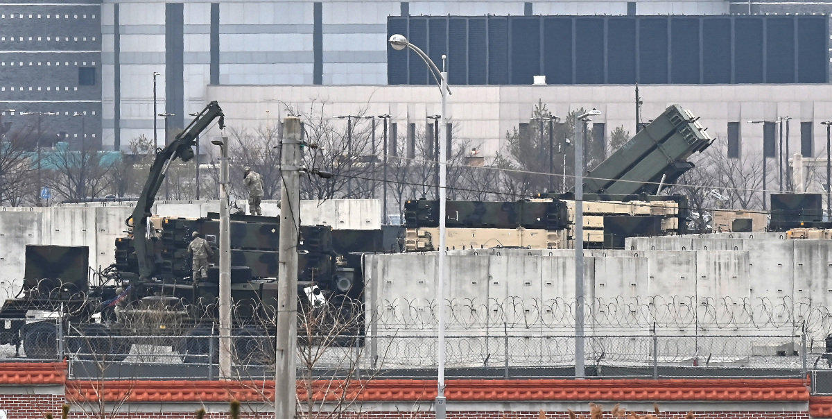 미국과 이스라엘의 이란 공습으로 중동 사태가 확대되면서 한국과 미국이주한미군 무기 차출에 대해 협의 중인 것으로 알려졌다. 사진은 3월 5일 경기 평택시 캠프 험프리스 지대공 유도 미사일인 패트리엇(PAC-3)포대에서 주한미군 장병들이 중장비를 동원해 작업하는 모습. 뉴시스