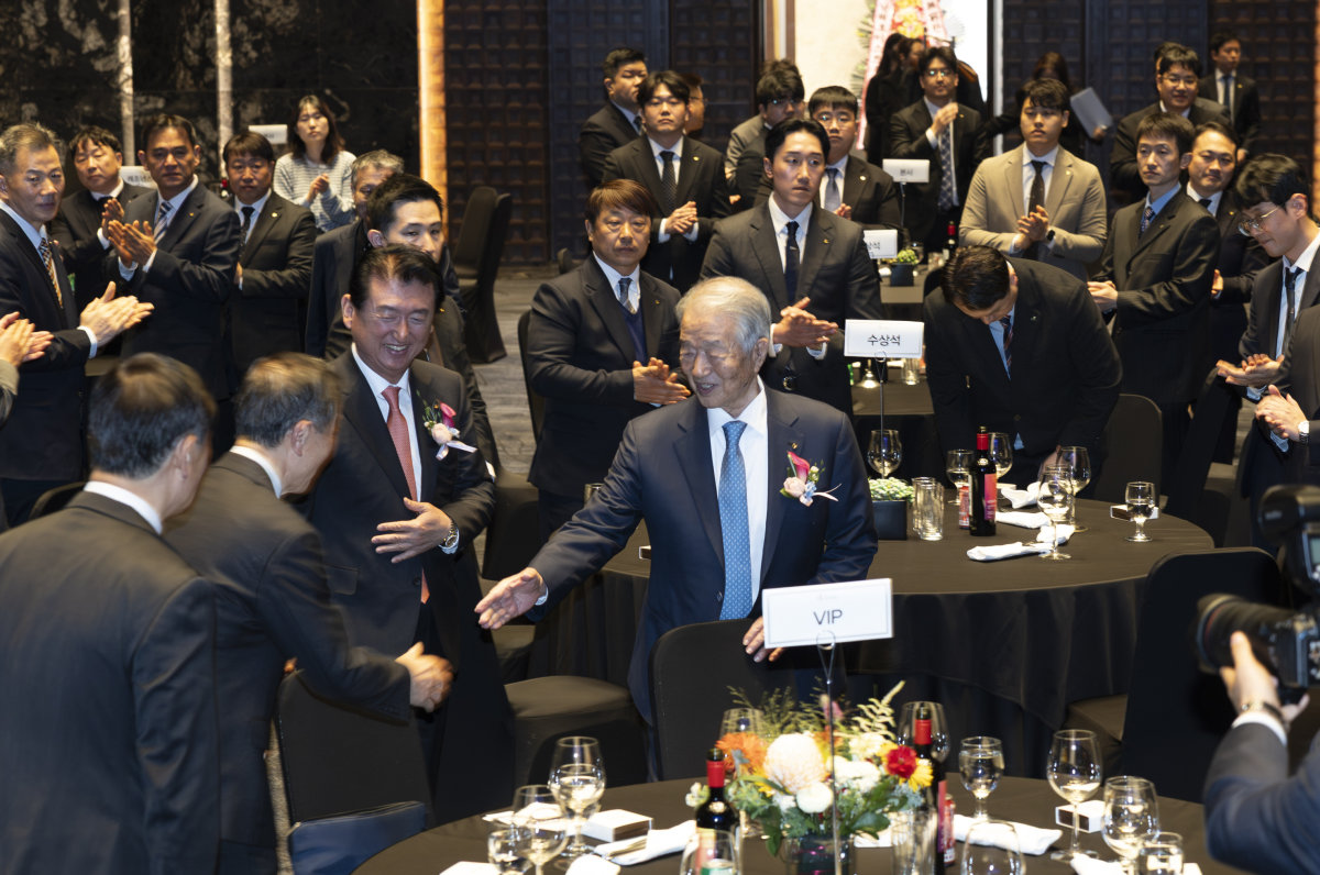 3월 5일 열린 삼호개발 창립 50주년 기념식에서 이종호 삼호개발 회장이 참석자들과 악수를 하며 인사하고 있다. 왼쪽은 심재범 대표. 홍중식 기자