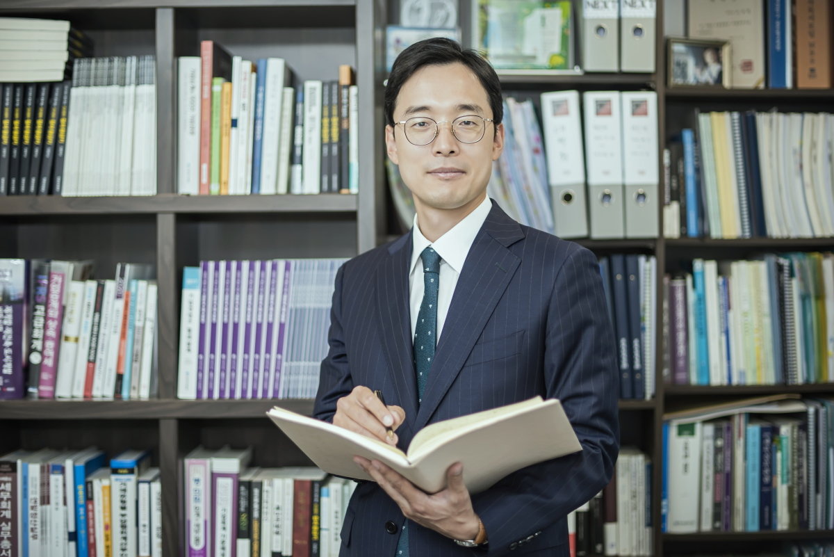 조남철 세무법인 넥스트 대표세무사는 “가업승계는 ‘절세 이벤트’가 아니라 5~10년에 걸친 기업 프로젝트”라며 세무·지배구조·가족관계까지 함께 설계하는 승계 전략의 필요성을 강조했다. 세무법인 넥스트 제공