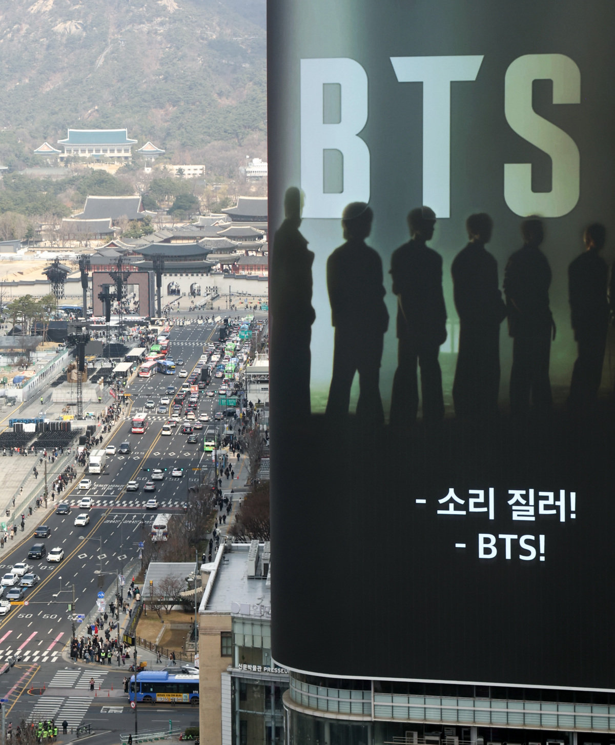 방탄소년단(BTS) 완전체 컴백 공연을 이틀 앞둔 3월 19일 서울  종로구 동아미디어센터에 설치된 국내 최대 규모의 미디어 사이니지 '룩스(LUUX)'를 통해 컴백 공연을 알리는 광고가 나가고 있다. 뉴스1
