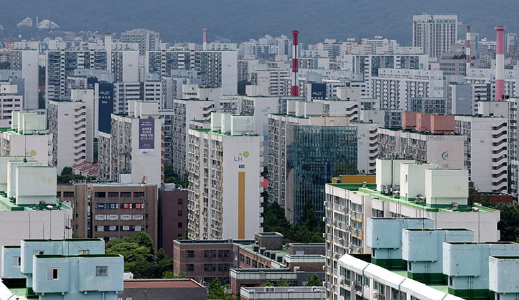 서울 강남이 세금과 자산 방어의 언어로 움직인다면 노도강(노원·도봉·강북구)은 대출, 실수요, 내 집 마련의 불안이 표심에 더 직접적으로 작용하는 지역으로 꼽힌다. 사진은 노원구 아파트 단지 일대. 뉴시스